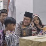 AKBP Arif Fazlurrahman, secara langsung memberikan layanan trauma healing kepada keluarga korban.