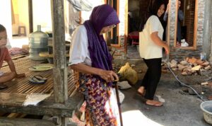 Kemanusiaan dalam Seragam, Polsek Lembar Distribusikan Bantuan Tongkat kepada Warga Disabilitas