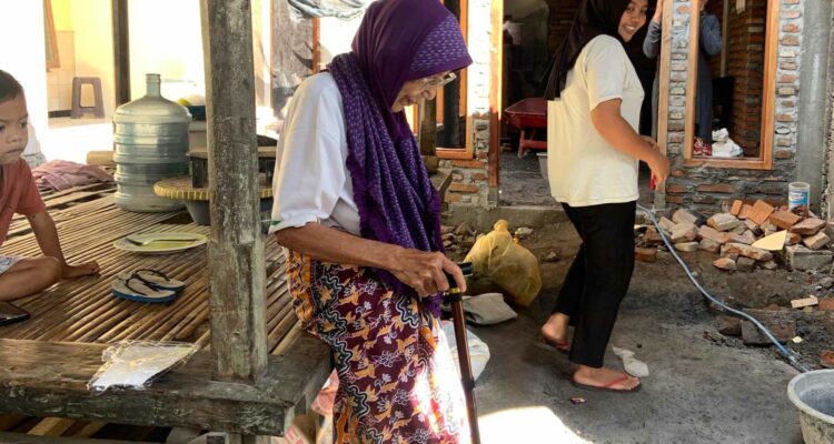 Kemanusiaan dalam Seragam, Polsek Lembar Distribusikan Bantuan Tongkat kepada Warga Disabilitas