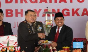 Lombok Barat, NTB – Kepolisian Republik Indonesia (Polri) merayakan ulang tahunnya yang ke-79 pada 1 Juli 2025. Di Lombok Barat, peringatan Hari Bhayangkara kali ini selain dengan menggelar upacara, juga ditandai dengan acara tasyakuran yang penuh makna. Menegaskan kembali komitmen Polri untuk terus meningkatkan kualitas pelayanan kepada masyarakat. Pada Selasa (1/7/2025), suasana di bencingah kantor Bupati Lombok Barat tampak semarak dengan kehadiran para pejabat dan tokoh masyarakat. Acara Tasyakuran Hari Bhayangkara ke-79 ini digelar di Jalan Soekarno-Hatta, Kelurahan Dasan Geres, Kecamatan Gerung, Kabupaten Lombok Barat, menjadi momentum penting. Untuk mempererat sinergitas antara Polri, TNI, pemerintah daerah, dan seluruh elemen masyarakat. Meningkatkan Pelayanan dan Memperkuat Sinergi Dalam sambutannya yang penuh semangat, Kapolres Lombok Barat, AKBP Yasmara Harahap, S.I.K., menyampaikan bahwa Hari Bhayangkara ke-79 mengusung tema ‘Polri untuk Masyarakat’. Menurutnya, tema ini bukan sekadar slogan, melainkan sebuah amanah untuk terus berbenah. "Dalam rangka Hari Bhayangkara ke-79 tahun 2025 dengan tema Polri Untuk Masyarakat, tentunya kita harus meningkatkan kualitas diri sebagai insan Bhayangkara. Untuk melaksanakan pelayanan maksimal kepada masyarakat," ujar AKBP Yasmara. Ia menekankan pentingnya introspeksi diri dan peningkatan kinerja untuk memberikan pelayanan terbaik. "Polri tegak berdiri dan berkomitmen untuk menjadi lebih modern dan terpercaya," tambahnya. Menurut Kapolres, semua upaya ini bertujuan utama untuk menjaga stabilitas keamanan dan ketertiban masyarakat (kamtibmas) di Provinsi NTB agar tetap kondusif. Ia juga menjelaskan bahwa rangkaian kegiatan dalam rangka Hari Bhayangkara di Polres Lombok Barat sudah dimulai sejak awal Juni. Dengan berbagai kegiatan yang menyentuh langsung masyarakat. AKBP Yasmara Harahap juga menyampaikan rasa terima kasihnya kepada semua pihak yang telah mendukung tugas-tugas Polri. "Terima kasih kepada Bapak Bupati yang telah mendukung tugas-tugas kamtibmas. Tidak mungkin kami berjalan sendiri tanpa dukungan dari Pemda dan seluruh elemen masyarakat," tegasnya. Kolaborasi Pemerintah dan Polri untuk Pelayanan Optimal Senada dengan Kapolres, Bupati Lombok Barat, H. Lalu Ahmad Zaini, S. Si., M.T., juga memberikan apresiasi setinggi-tingginya kepada jajaran kepolisian. Dalam pernyataannya, Bupati mengucapkan selamat Hari Bhayangkara dan menekankan pentingnya sinergi antara pemerintah daerah dan Polri. "Atas nama Pemerintah Kabupaten Lombok Barat, kami menyampaikan dirgahayu Kepolisian," kata Bupati Lalu Ahmad Zaini. "Sinergitas dan kolaborasi akan terus kita tingkatkan agar pelayanan kepada masyarakat akan terus dapat dioptimalkan,” imbuhnya. Pernyataan ini menunjukkan komitmen kuat dari pemerintah daerah untuk terus bekerja sama dengan Polri demi kesejahteraan dan keamanan masyarakat Lombok Barat. Momen Kebersamaan dan Apresiasi Setelah sambutan, acara dilanjutkan dengan momen simbolis pemotongan kue dan tumpeng. Kapolres Lombok Barat bersama Ibu Ketua Bhayangkari, Bupati Lombok Barat, perwakilan Dandim 1606, Wakil Bupati, Sekda, dan Ketua DPRD secara bersama-sama melakukan pemotongan tumpeng, melambangkan kebersamaan dan rasa syukur. Kemeriahan acara juga terasa saat pembacaan dan penyerahan hadiah bagi para pemenang lomba-lomba yang diselenggarakan dalam rangka memeriahkan Hari Bhayangkara ke-79. Berbagai lomba tersebut tidak hanya menjadi ajang silaturahmi, tetapi juga menunjukkan partisipasi aktif masyarakat dalam perayaan hari jadi korps Bhayangkara. Peringatan Hari Bhayangkara ke-79 ini menjadi momentum refleksi bagi seluruh jajaran Polres Lombok Barat untuk terus berbenah dan meningkatkan kualitas diri. Turut hadir pula dalam acara ini, Ketua Cabang Bhayangkari Lombok Barat, Ny. Citra Yasmara, bersama jajaran pengurus. Serta perwakilan dari Kodim 1606 Mataram, Letkol Inf. Abdul Haris S.H. M.H. Selain itu, hadir pula Wakil Bupati Lombok Barat, Hj. Nurul Adha, S.THI, Sekda Kabupaten Lombok Barat, H. Ilham S.Pd M.Pd., Ketua DPRD Kabupaten Lombok Barat, Lalu Ivan Indaryadi, serta perwakilan dari Pengadilan Negeri Mataram dan Kejaksaan Negeri Mataram. Kehadiran para pimpinan OPD, tokoh agama, tokoh masyarakat, dan tokoh adat menunjukkan soliditas dukungan terhadap tugas-tugas kepolisian.