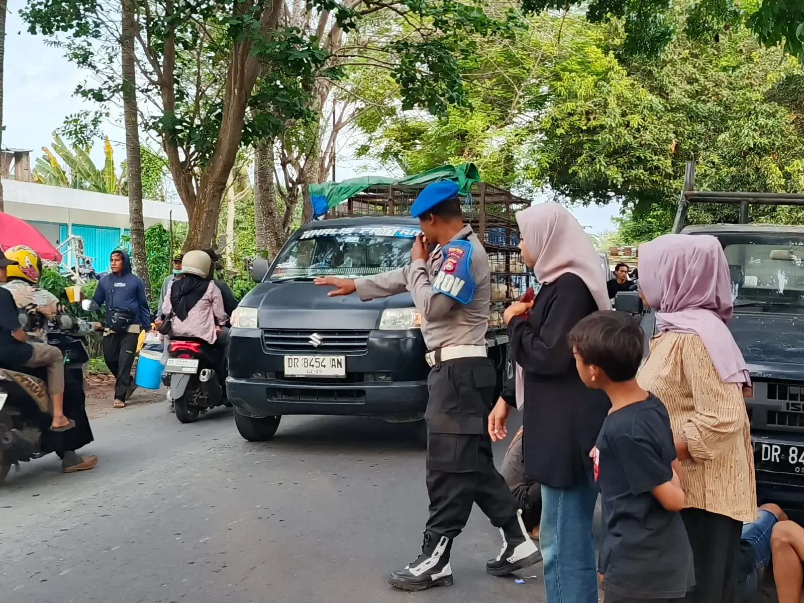 Tradisi Nyongkolan Berjalan Aman Berkat Pengawalan Polsek Kuripan