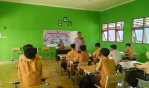 Dekatkan Diri ke Generasi Muda, Polsek Sekotong Turun ke Sekolah