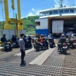 Antisipasi Kerawanan Nataru: Polsek Lembar Cek Dokumen Kendaraan Kapal