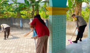 Bakti Religi Polsek Lembar: Ciptakan Lingkungan Ibadah Bersih dan Nyaman