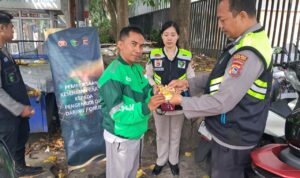 Lombok Barat, NTB – Kepolisian Resor Lombok Barat (Polres Lobar) menunjukkan komitmennya dalam menjaga kesehatan dan kesejahteraan Masyarakat. Khususnya para pengemudi ojek online (ojol), melalui kegiatan pemeriksaan kesehatan dan pemberian vitamin gratis. Inisiatif SI DOKKES Polres Lombok Barat Kapolres Lombok Barat, Polda NTB, AKBP Yasmara Harahap, S.I.K., melalui Kepala Bagian Sumber Daya Manusia (Kabag SDM), AKP Dewi Komalasari, S.H., mengatakan bahwa program pemeriksaan kesehatan gratis ini diinisiasi oleh Bidang Kedokteran dan Kesehatan (Dokkes) Polres Lombok Barat. Dengan fokus utama pada kelompok masyarakat yang memiliki mobilitas tinggi dan rentan terhadap berbagai risiko kesehatan. "Kami ingin memastikan bahwa para pengemudi ojek online, sebagai salah satu garda terdepan perekonomian digital, tetap dalam kondisi prima," ujar Kepala Bagian Sumber Daya Manusia (Kabag SDM) Polres Lombok Barat, AKP Dewi Komalasari, S.H. Kegiatan ini secara spesifik dilaksanakan pada Kamis (12/6/2025), dipusatkan di area yang mudah dijangkau oleh para pengemudi ojek online di wilayah Lombok Barat. Antusiasme terlihat dari kehadiran para peserta yang berbondong-bondong untuk memeriksakan kondisi kesehatan mereka. Manfaat Langsung bagi Pengemudi Ojek Online Dalam kegiatan ini, para pengemudi ojek online mendapatkan beragam layanan kesehatan, termasuk pemeriksaan tekanan darah, cek gula darah, serta konsultasi kesehatan singkat dengan tenaga medis dari Dokkes Polres Lombok Barat. Selain itu, mereka juga diberikan suplemen vitamin untuk menjaga daya tahan tubuh, terutama mengingat intensitas kerja yang tinggi di jalan raya. "Kami sangat terbantu dengan adanya program seperti ini. Kadang kami tidak sempat memeriksakan kesehatan karena sibuk bekerja," tutur salah satu pengemudi ojek online yang enggan disebutkan namanya. "Pemberian vitamin juga sangat bermanfaat, apalagi di musim pancaroba seperti sekarang." Target dan Dampak Positif Pada kesempatan ini, Polres Lombok Barat menargetkan setidaknya 25 orang pengemudi ojek online dapat terlayani. Angka ini diharapkan dapat terus meningkat pada kegiatan serupa di masa mendatang. AKP Dewi Komalasari menambahkan bahwa target 25 orang ini adalah awal. “Kami berharap kegiatan ini dapat menjadi agenda rutin dan menjangkau lebih banyak lapisan masyarakat di kemudian hari,” imbuhnya. Inisiatif seperti ini tidak hanya mencerminkan peran kepolisian dalam menjaga keamanan dan ketertiban, tetapi juga menunjukkan kepedulian terhadap aspek kesehatan dan kesejahteraan sosial. Dengan kondisi fisik yang prima, para pengemudi ojek online diharapkan dapat menjalankan profesi mereka dengan lebih optimal, yang pada akhirnya akan berdampak positif pada stabilitas ekonomi lokal. Komitmen Polres Lombok Barat untuk Masyarakat Kegiatan bakti kesehatan ini merupakan salah satu dari sekian banyak program sosial yang digalakkan oleh Polres Lombok Barat. Komitmen untuk selalu hadir dan memberikan pelayanan terbaik kepada masyarakat adalah pijakan utama. Melalui program SI DOKKES, Polres Lombok Barat berharap dapat terus berkontribusi dalam menciptakan masyarakat yang sehat dan produktif. "Ini adalah wujud nyata kepedulian kami terhadap masyarakat. Kami ingin Polri tidak hanya dilihat sebagai penegak hukum, tetapi juga sebagai sahabat masyarakat yang peduli terhadap kesejahteraan mereka," pungkas AKP Dewi Komalasari. Dengan berlanjutnya program-program kemanusiaan seperti ini, diharapkan sinergi antara kepolisian dan masyarakat dapat semakin erat. Menciptakan lingkungan yang lebih aman, sehat, dan sejahtera bagi seluruh warga Lombok Barat.