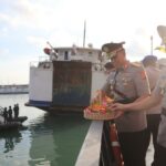 Semangat Bhayangkara Hidup di Laut Lembar: Upacara Tabur Bunga