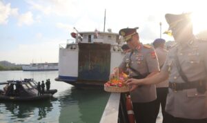 Semangat Bhayangkara Hidup di Laut Lembar: Upacara Tabur Bunga
