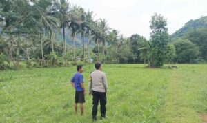 Bhabinkamtibmas Cendi Manik Dorong Ketahanan Pangan Lewat Kunjungan ke Petani