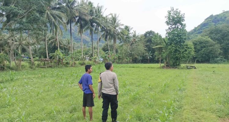 Bhabinkamtibmas Cendi Manik Dorong Ketahanan Pangan Lewat Kunjungan ke Petani