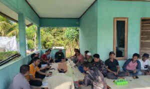 Bhabinkamtibmas Kedaro Kawal Penyaluran Bibit untuk Kemandirian Pangan Sekotong