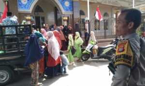 Polsek Batulayar Salurkan 2 Ton Beras Murah, Warga Antusias Sambut
