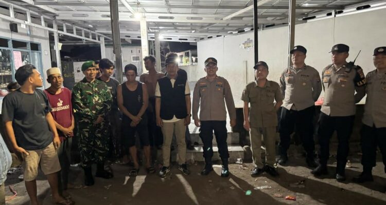 Patroli Gabungan Polsek Kediri, TNI, dan Forkopincam Jaga Kamtibmas Lombok Barat