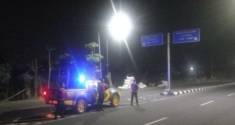 Tingkatkan Keamanan, Polres Lombok Barat Intensifkan Patroli Blue Light di Jalur Bypass BIL II