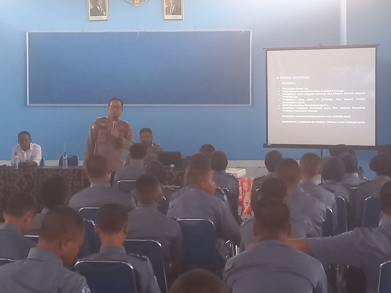 WhatsApp Image 2025-09-26 at 12.28.34 (2) Bangun Generasi Sehat, Polres Lombok Barat Sosialisasi di SMKN 1 Lembar