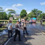 WhatsApp Image 2025-09-28 at 10.13.59 Aksi Sigap Polsek Gerung Tangani Solar Tumpah di Jalan Utama Lombok Barat