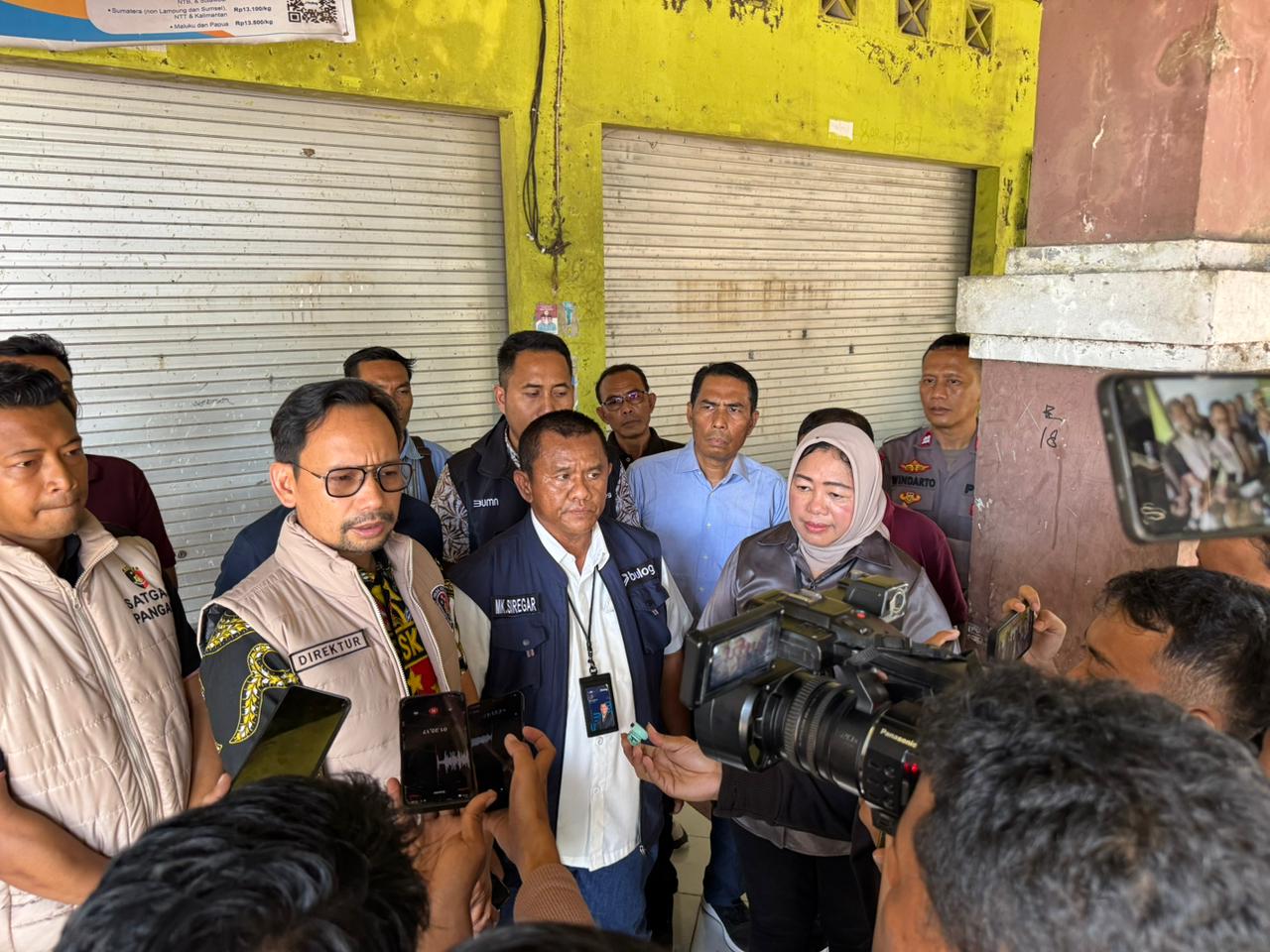 Direskrimsus Polda NTB diwawancara di sela pengecekan Harga Beras di Pasar Tradisional