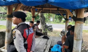Empat Personel Polsek Sekotong Patroli Dialogis di Gunung Ketapang