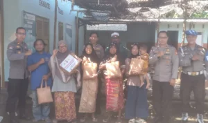 Polri Peduli Gizi: Nutrisi Mantap Hangatkan Hati Warga Labuapi