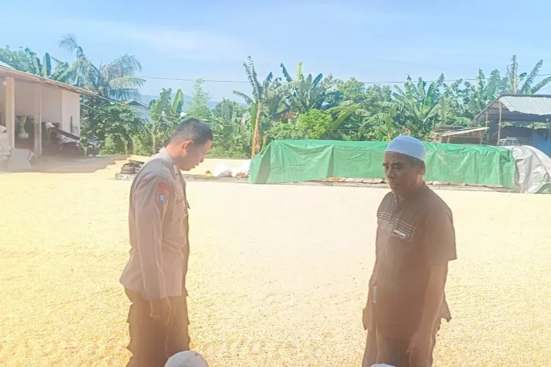 WhatsApp Image 2025-10-24 at 11.41.48_result Sinergi Polisi dan Petani Jaga Pasokan Jagung di Lombok Barat