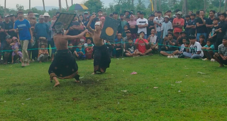 WhatsApp Image 2025-10-28 at 21.15.54_result Sinergi Polri dan Warga Sukseskan Peresean HUT Desa Kuripan Timur