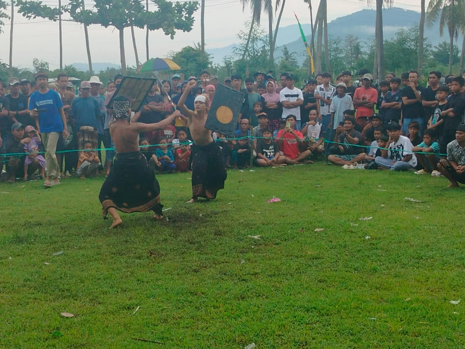 WhatsApp Image 2025-10-28 at 21.15.54_result Sinergi Polri dan Warga Sukseskan Peresean HUT Desa Kuripan Timur