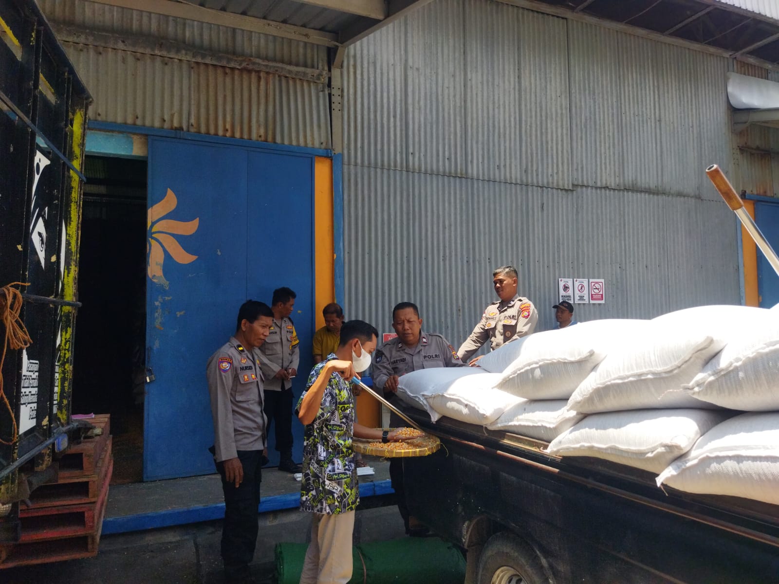 WhatsApp Image 2025-10-29 at 11.45.57 Distribusi 1 Ton Jagung Petani Lombok Barat Berjalan Aman dan Transparan