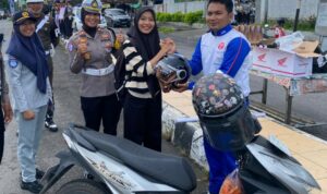 Polres Lobar Hadiahi Pengendara Tertib saat Operasi Zebra Rinjani