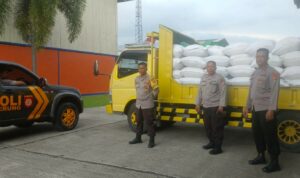 Dukung Ketahanan Pangan, Polsek Gerung Awasi Penyaluran 4,5 Ton Jagung