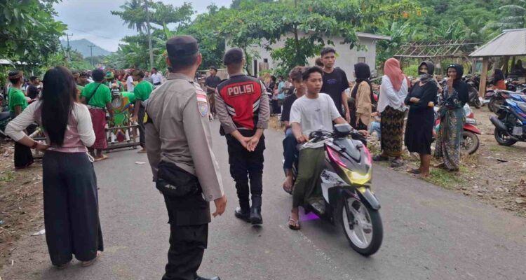 Demi Kelancaran Adat, Personel Polsek Sekotong Atur Arus Nyongkolan